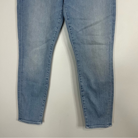 MOTHER The Looker Crop Light Wash Jean in Swimming Pool Sunday 30 - Picture 5 of 8